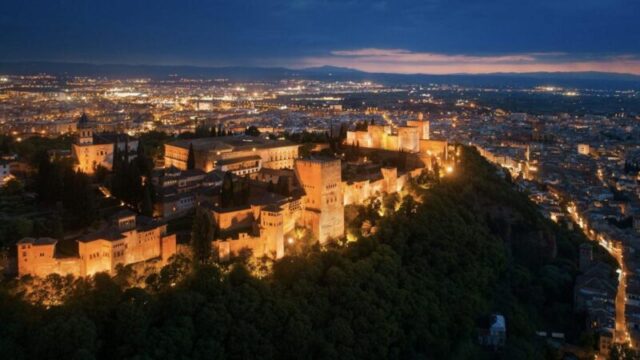Аэроснимок Альгамбры ночью с историческими зданиями в Гранаде, Испания.; Shutterstock ID 1590262903; purchase_order: 65050 - Digital Destinations and Articles; job: our editorial Online Editorial; client: Guide to Granada; other: Brian Healy 1590262903 above, aerial, alhambra, ancient, andalucia, andalusia, architecture, banff, building, city, cityscape, complex, drone, dusk, europe, evening, fortress, granada, historical, islam, islamic, landmark, night, old, palace, renaissance, roman, royal, skyline, spain, tourism, town, travel, vintage Альгамбра аэроснимок ночью с историческими зданиями в Гранаде, Испания