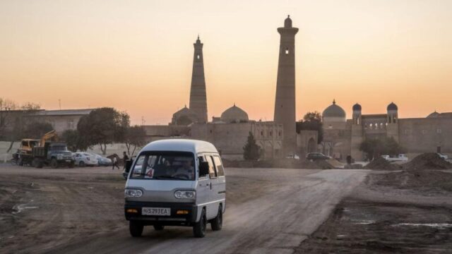 Хива, Узбекистан 16.09.2019: Панорамный вид на старый город в Хиве (Ичан-Кала) на закате с микроавтобусом маршрутка Chevrolet Damas (Suzuki Carry) на переднем плане; Shutterstock ID 1648100641; заказ: 65050; работа: наш редакционный Онлайн редакционный; клиент: Транспортировка по Узбекистану; другое: Брайан Хили 1648100641 древний, архитектура, азия, здание, автобус, центральная Азия, город, городская панорама, культура, декорация, купол, восток, восточный, вечер, наследие, исторический, ичан, ислам, кала, хан, хива, достопримечательность, связь, местный, медресе, маршрутка, микроавтобус, средний, минарет, мини-автобус, мечеть, мусульманин, оазисный город, восточный, орнаментированный, панорама, панорамный, совместный, шёлковый, закат, такси, плитка, туризм, традиционный, транспорт, путешествие, городской, узбекистан, вид, всемирное наследие Панорамный вид на старый город в Хиве (Ичан-Кала) на закате с микроавтобусом маршрутка Chevrolet Damas (Suzuki Carry) на переднем плане