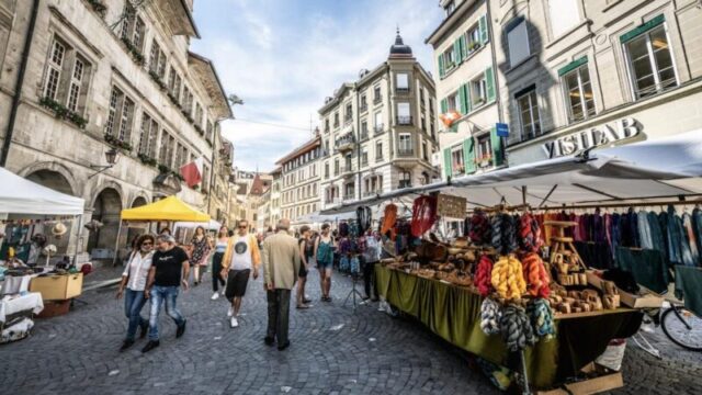 Лозанна, Швейцария, 26 июня 2020: Люди на рынке креативных ремесел на площади Пэлюд в Лозанне, Вод, Швейцария; Shutterstock ID 1782839900; заказ: 65050 - Цифровые направления и статьи; работа: наша редакция Онлайн редакция; клиент: Лучшие вещи, которые можно сделать в Лозанне; другое: Брайан Хили 1782839900 2020, угол, ремесленники, здание, кантон, город, ратуша, креативный, переполненный, редакционный, зал, исторический, знаковый, июнь, достопримечательность, Лозанна, много, рынок, старый, Пэлюд, пешеходный, люди, лица, место, площадь Пэлюд, живописный, квадрат, улица, лето, солнечный, Швейцария, символ, туризм, туристы, ратуша, путешествие, Вод, широкий Люди на рынке креативных ремесел на площади Пэлюд в Лозанне, Вод, Швейцария