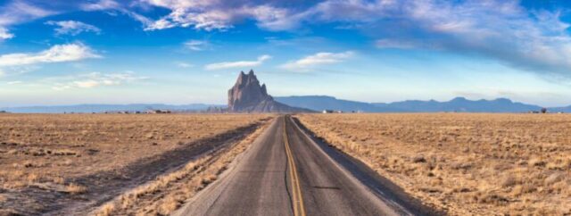 Панорамный вид на дорогу в сухой пустыне с горным пиком Shiprock на заднем плане. Солнечное и облачное утреннее солнце, художественная визуализация. Снято в Rattlesnake, Нью-Мексико, США. Тип лицензии: media Время загрузки: 2023-09-01T03:37:46.000Z Пользователь: aomi.ito_lonelyplanet Является редакционным: Нет номер_заказа: 