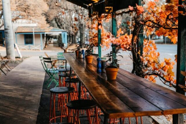 Обед на свежем воздухе у кафе Cliffy's Emporium в небольшом городке Дейлсфорд, штат Виктория, Австралия, осенью, License Type: media, Download Time: 2024-09-19T14:10:39.000Z, User: tasminwaby56, Editorial: false, purchase_order: 65050, job: Online Editorial, client: Melbourne Day Trips, other: Tasmin Waby