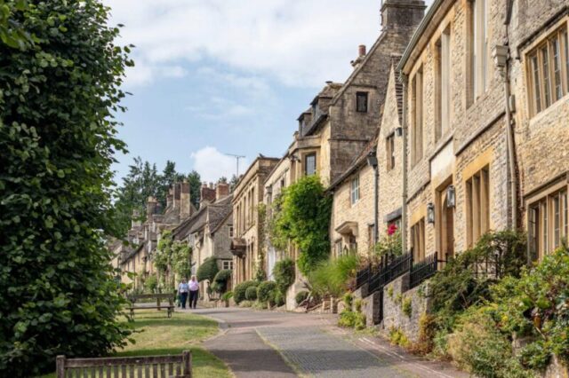 Бурфорд — город на реке Уиндраш, в холмах Котсуолд, в округе Западный Оксфордшир, Англия. Его часто называют 'воротами' в Котсуолды. 27 июля 2021 г. Тип лицензии: медиа Время загрузки: 2023-03-28T06:39:39.000Z Пользователь: Редакционный: Да заказ_покупки: 