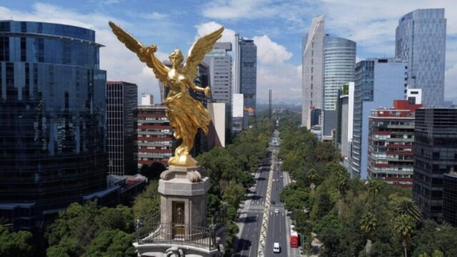 Мехико, Мексика - 30 августа 2021 года: Аэрообзор знакового памятника Ангел Независимости после завершения реставрации на проспекте Пасео де ла Реформа. Тип лицензии: медиа Время загрузки: 2023-05-19T08:16:54.000Z Пользователь: Является редакционным: Да заказ: Взрослый, Невеста, Здание, Город, Городской пейзаж, Женский, Высотное здание, Мегаполис, Район, Офисное здание, Человек, Дорога, Город, Женщина Мехико, Мексика - 30 августа 2021 года: Аэрообзор знакового памятника Ангел Независимости после завершения реставрации на проспекте Пасео де ла Реформа.