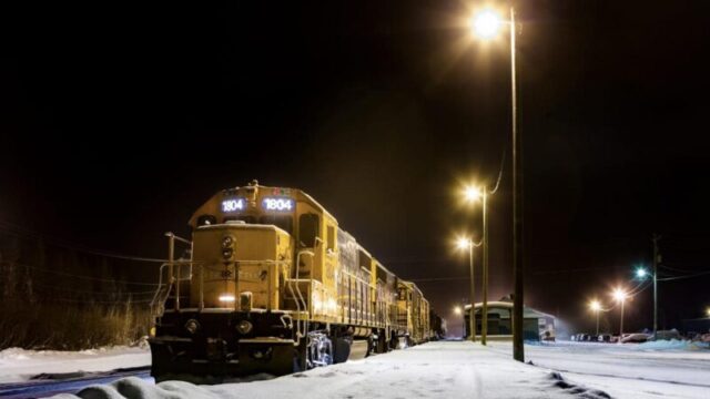 Полярный медведь экспресс Мусони, Канада; Shutterstock ID 2063117933; закупочный заказ: 65050 - Цифровые направления и статьи; работа: наша редакционная онлайн-редакция; клиент: Путешествие на поезде по Канаде; другое: Брайан Хили 2063117933 город, холод, вечер, огни, ночь, железная дорога, путь, снег, улица, закат, движение, поезд, транспорт, путешествие, грузовик, городской, транспортное средство, зима Полярный медведь экспресс Мусони, Канада