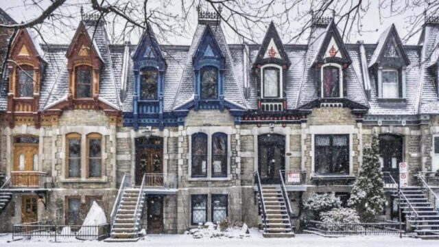 Монреаль, Квебек, Канада - 20 декабря 2020 года: Вид на цветные викторианские дома на площади Сен-Луи в день снегопада в Монреале, Квебек (Канада); Shutterstock ID 2160445471; номер заказа: 65050; работа: редакционная онлайн; клиент: Что нужно знать перед поездкой в Монреаль; другие: Брайан Хили 2160445471 архитектура, красивое, здание, здания, канада, канадский, карре-сен-луи, город, городской пейзаж, холод, красочный, фасад, знаменитый, история, дом, дома, достопримечательность, мон-реаль, монреаль, район, парк, живописный, плато, плато-мон-реаль, квебек, сезон, снег, снегопад, снежная буря, площадь, сен-луи, лестница, улица, улицы, туризм, город, путешествие, типичный, городской, викторианский, белый, зима Монреаль, Квебек, Канада - 20 декабря 2020 года: Вид на цветные викторианские дома на площади Сен-Луи в день снегопада в Монреале, Квебек (Канада)