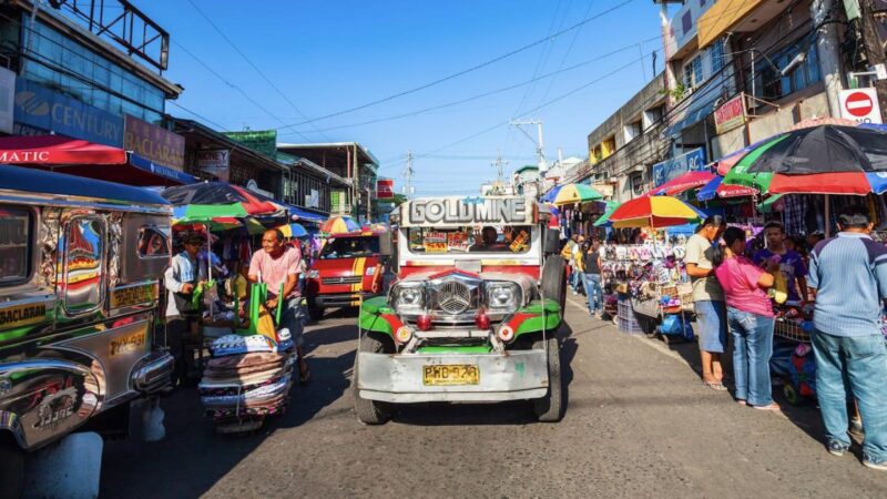 МАНИЛА, ФИЛИППИНЫ - 17 МАРТА 2013 Г. Джипни - популярный вид общественного транспорта в Маниле, Филиппины, они сделаны из старых военных джипов США; Shutterstock ID 2258931369; purchase_order: 65050; job: наша редакционная онлайн-статья; client: Что делать в Маниле; other: Брайан Хили 2258931369 искусство, азия, азиатский, достопримечательность, бампер, автобус, машина, дешевый, город, городская панорама, яркий, культура, декорация, дизайн, направление, знаменитый, филиппинский, джип, джипни, местный, лусон, манила, рынок, микроавтобус, старый, филиппины, популярный, общественный, дорога, улица, символ, такси, туризм, турист, город, традиционный, трафик, транспорт, путешествия, грузовик, США, фургон, транспортное средство, вид, винтаж Джипни - популярный вид общественного транспорта в Маниле, Филиппины, они сделаны из старых военных джипов США