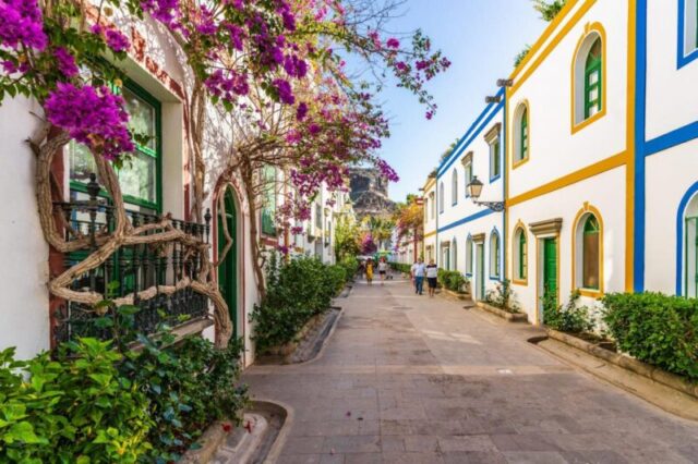 Пуэрто-де-Моган, Испания, 22 декабря 2022 года. Яркие дома в Пуэрто-де-Моган, Гран-Канария, Испания.; Shutterstock ID 2261919811; order:65050 - Digital Destinations and Articles; job:online editorial; client:Канарские острова: транспорт; other:Tasmin Waby 2261919811