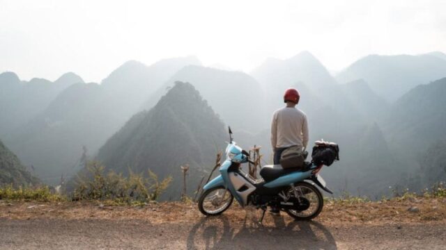 Путешественник наслаждается потрясающими видами дороги и ландшафта во время поездки на мотоцикле по циклу ХА ЗЯНГ, Вьетнам; Shutterstock ID 2293882985; purchase_order: 65050 - Digital Destinations and Articles; job: наш редакционный онлайн-отчет; client: идеальный маршрут по циклу Ха Зянг; другие: Брайан Хили 2293882985 действие, приключение, искатель приключений, сельское хозяйство, азия, рюкзак, мотоцикл, опасная извивающаяся дорога, поездка, эндуро, этничность, искатель, экстрим, свобода, ха зянг, цикл ха зянг, ха зянг вьетнам, отпуск, ландшафт, местный, мужчина, мотоцикл, гора, природа, один, на улице, люди, положительные эмоции, реальные люди, дорога, скорость, террасы, вместе, турист, транспорт, путешествие, туристическая цель, два человека, отпуск, транспортное средство, вьетнам, вид, посещение вьетнама, молодой человек