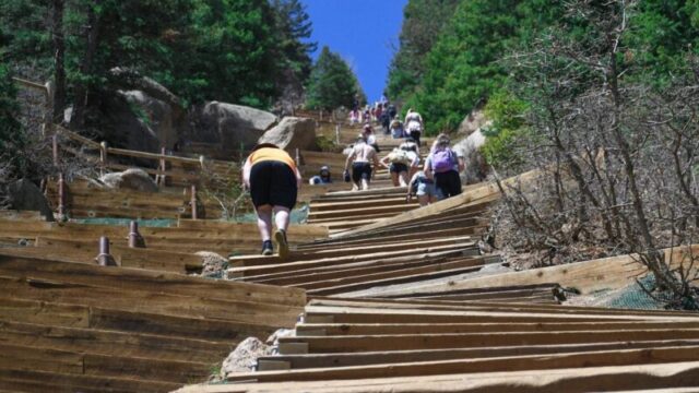 Поход на Инклайн в Маниту-Спрингс, Колорадо; Shutterstock ID 2300340817; заказ: 65050 - Цифровые направления и статьи; работа: наша редакционная работа в Интернете; клиент: Лучшие походы в Колорадо-Спрингс; другое: Брайан Хили 2300340817 колорадо, маниту инклайн, маниту спрингс, природа, на свежем воздухе, скалистые горы, путешествие Поход на Инклайн в Маниту-Спрингс, Колорадо