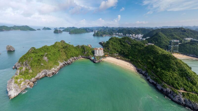 Cat Ba- Ha Long всемирное наследие; Shutterstock ID 2364657105; purchase_order: 65050 - Digital Destinations and Articles; job: наш редакционный Онлайн Редакционный; client: Лучшие пляжи Вьетнама; other: Брайан Хили 2364657105 залив, пляж, прекрасный, голубой, кат ба, направление, ди сан, хэйфунг, халонг, залив халонг, наследие, отпуск, остров, лан ха, залив лан ха, достопримечательность, ландшафт, природа, океан, куанг нinh, море, небо, лето, тур, туризм, путешествие, юнеско, всемирное наследие юнеско, отпуск, вьетнам, вид, деревня, вода, всемирное наследие Cat Ba- Ha Long всемирное наследие