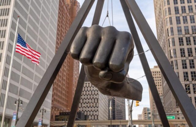 Детройт, штат Мичиган, США - 23 ноября 2018 года: Памятник Джо Луису, также известный как Кулак, является мемориалом боксёра на площади Харт в Детройте. Лицензия: media, время загрузки: 2024-10-18T16:04:44.000Z, пользователь: tasminwaby56, редакционный: true, номер заказа: 65050 - Цифровые направления и статьи, работа: Онлайн редакция, клиент: Идеальные выходные в Детройте, другое: Тасмин Уэби