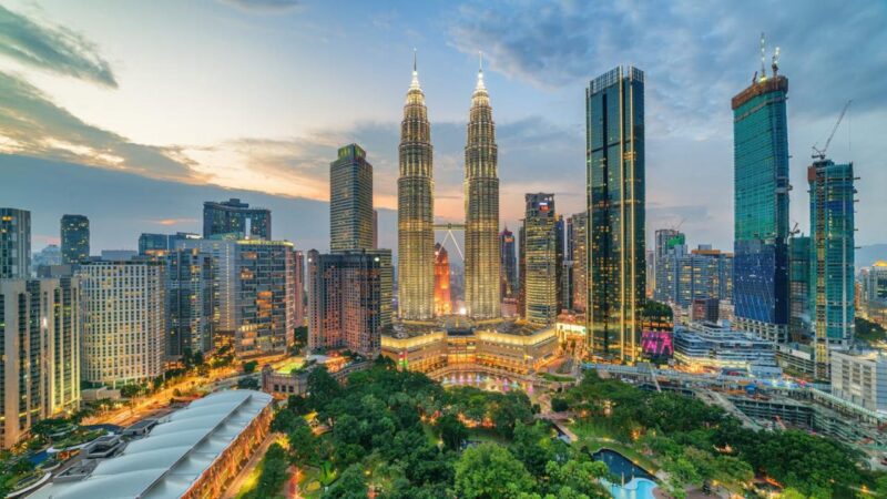 2423353777 аэроснимок, архитектура, азия, синий, здание, столица, центр, город, городской пейзаж, направление, район, центр города, вечер, внешний вид, знаменитый, высокий, клцц, куала-лумпур, достопримечательность, ландшафт, лумпур, малайзия, малайзийский, современный, на свежем воздухе, парк, сцена, панорама, туристический, башня, город, путешествие, сумерки, двойной, городской, вид