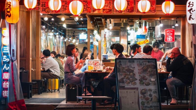 2439839115 азия, азиатский, бар, пивной бар, бизнес, город, толпа, культура, ужин, разнообразие, даунтаун, напиток, еда, еда и напитки, передний магазин, изакая, япония, японский, образ жизни, свет, ночь, ночная жизнь в японии, ночная жизнь, офисные работники, вечеринка, люди, ресторан, salaryman, сцена, магазин, знак, социальный, токио, турист, традиционный, путешествие, путешествие по японии, городской Токио, Япония - 3 ноября 2023 года : Японский бар Изакая Ночная жизнь Толпа Люди наслаждаются напитками