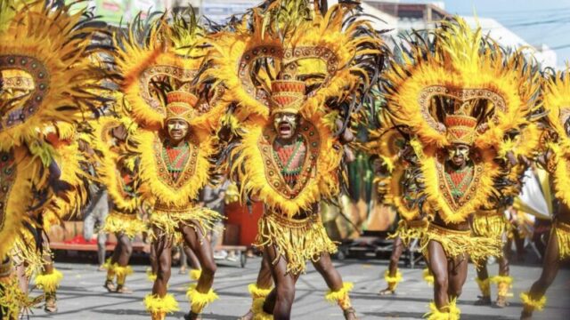 24 января 2016 года. Илоило, Филиппины. Фестиваль Динагянг. Неопознанные люди на параде в карнавальных костюмах. Документальное изображение. Shutterstock ID 368729003; номер заказа: 65050 - Digital Destinations and Articles; работа: наша редакционная работа в Интернете; клиент: Лучшее время для посещения Филиппин; другое: Брайан Хили 368729003 ati-atihan, привлекательный, зритель, пляж, черный, цветение, бокарь, яркий, карнавальный, красочный, костюм, костюмы, толпа, танец, танцоры, демонстрация, динагянг, документальный, редакционный, событие, экзотический, фестиваль, цветок, веселье, прославить, группа, праздник, илоило, изображение, индийский, радость, калибо, участники, наряд, пальма, парад, люди, филиппины, пираты, презентация, публика, пейзаж, spear, зрелище, стонло, улица, лето, путешествовать, племенной, тропики Илоило, Филиппины. Фестиваль Динагянг. Неопознанные люди на параде в карнавальных костюмах.