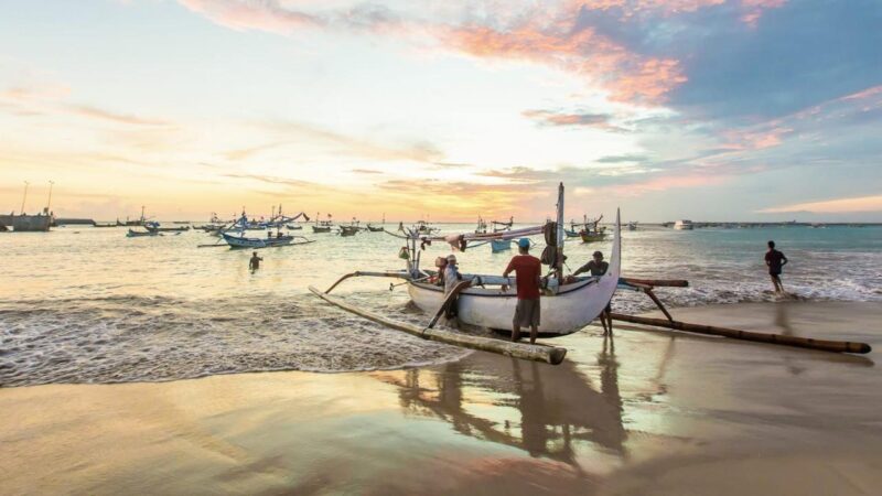 Закат на пляже Джимбаран, Бали, Индонезия, Тип лицензии: медиа, Время загрузки: 2024-03-14T08:43:54.000Z, Пользователь: mvm_lonelyplanet, Является редакционным: Нет, номер заказа: Пляж, Лодка, Побережье, Шляпа, Горизонт, Природа, На улице, Человек, Парусная лодка, Море, Береговая линия, Небо, Транспортное средство, Вода, Водное средство, Водный фронт Закат на пляже Джимбаран, Бали, Индонезия