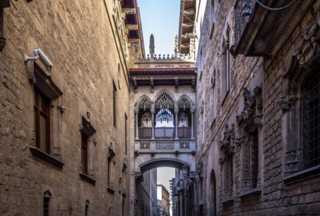 Нево-готический мост на улице Каррер дель Бисбе (улица Бишопа) в Барселоне, Каталония, Испания, Тип лицензии: медиа, Время загрузки: 2024-10-08T01:14:04.000Z, Пользователь: claramonitto, Редакционная: нет, заказ: 56530, работа: Global Publishing-WIP, клиент: Experience Spain 2, другое: Clara Monitto