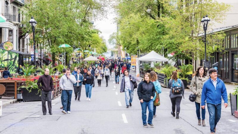 Монреаль, Канада - 26 мая 2017 года: Люди гуляют по улице Сен-Дени в районе Плато Мон-Рояль в провинции Квебек; Shutterstock ID 679037947; purchase_order: 65050 - Digital Destinations and Articles; job: наша редакционная статья Online Editorial; client: лучшие районы Монреаля; other: Брайан Хили 679037947 америка, американский, архитектурный, архитектура, район, бары, спокойный, канада, канадский, церковь, облачный, холодный, день, денис, экстерьер, группа, исторический, жак, латин, мужчина, мон, монреаль, старый, открытый, снаружи, парасси, люди, плато, квебек, рестораны, дорога, королевский, сен, сезон, магазины, улица, структура, туризм, трафик, путешествие, городской, прогулка, молодой Люди гуляют по улице Сен-Дени в районе Плато Мон-Рояль в провинции Квебек