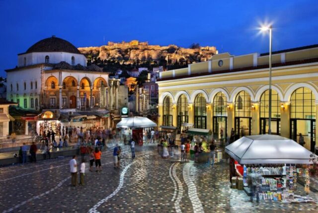 АТИНЫ, ГРЕЦИЯ - 7 июня 2009 года. Площадь Монастираки в 'голубой' час, с Акрополем на фоне. Лицензия: медиа Время загрузки: 2021-11-01T16:13:21.000Z Пользователь: Norma.PrauseBrewer_LonelyPlanet Является редакционным: Да заказ_покупки: