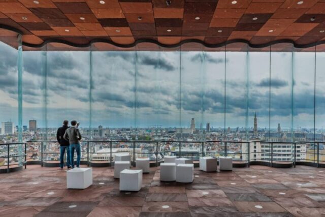 АНТВЕРПЕН, БЕЛЬГИЯ - 15 апреля 2017: Музей MAS, Museum aan de Stroom, вдоль реки Шельда в Антверпене, Бельгия, и его вид на горизонт города Антверпен., Тип лицензии: медиа, Время загрузки: 2024-12-12T13:40:44.000Z, Пользователь: clairenaylor, Редакционно: да, заказ на покупку: 65050 - Цифровые направления и статьи, работа: Онлайн редактирование, клиент: идеальные выходные в Антверпене, другое: Клэр Нейлор