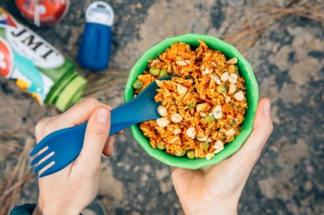 Тайский красный карри с рисом в зелёной походной посуде