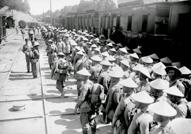 Аннамы (колониальные войска из французской Индокитая) высаживаются в лагере Сент-Рафаэль. За время войны в Европе было развернуто почти 100000 индокитайцев, большинство из которых работали на вспомогательных работах, но несколько тысяч также служили в боевых батальонах.