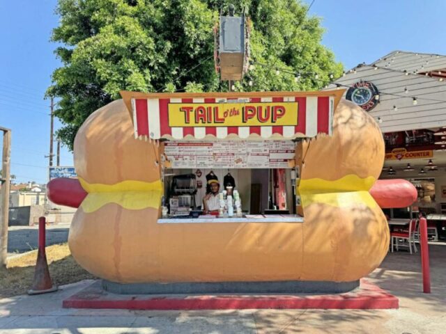 Tail 'O the Pup – это знаковая постройка в Лос-Анджелесе.