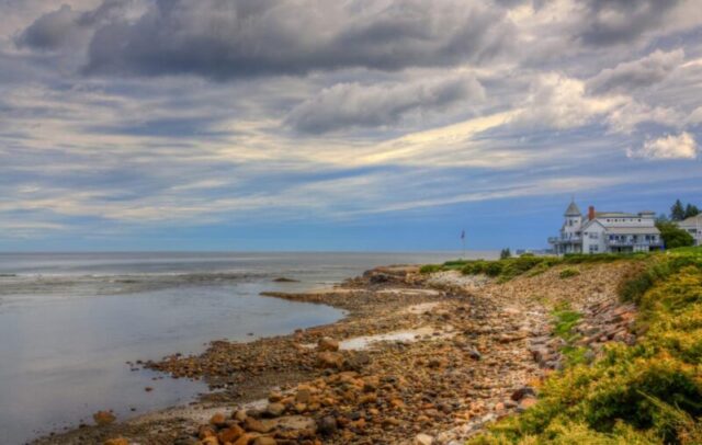 Вид на море с Marginal Way в Огунквите, Мэн.