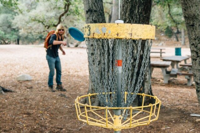 Майкл играет в дисковый гольф