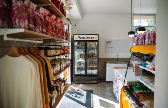 Фотографии любезно предоставлены Yoli Tortilleria в Канзас-Сити, Миссури. Такос и мороженое в булочках.